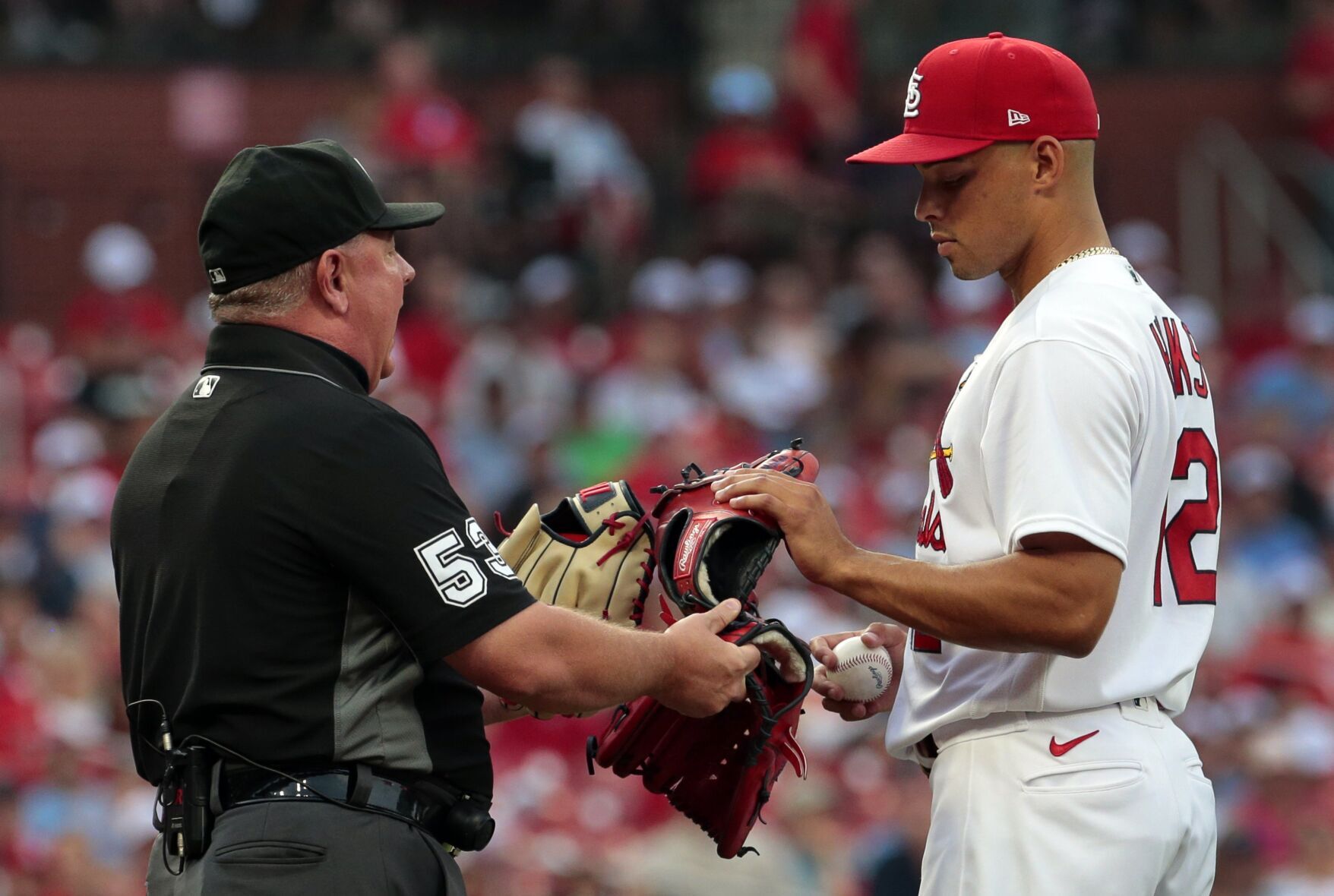 Cardinals open series with Giants